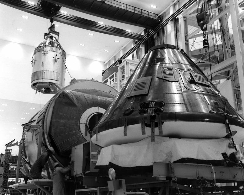 Illustration for article titled Amazing photos from NASA's vaults show how they assembled Apollo 11